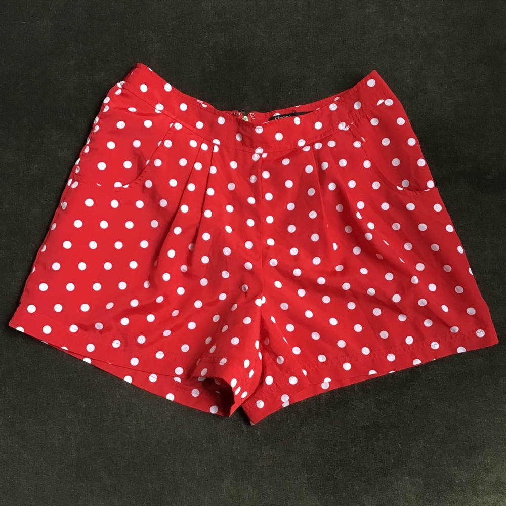 🔴 Red shorts white polka dots ⚪️